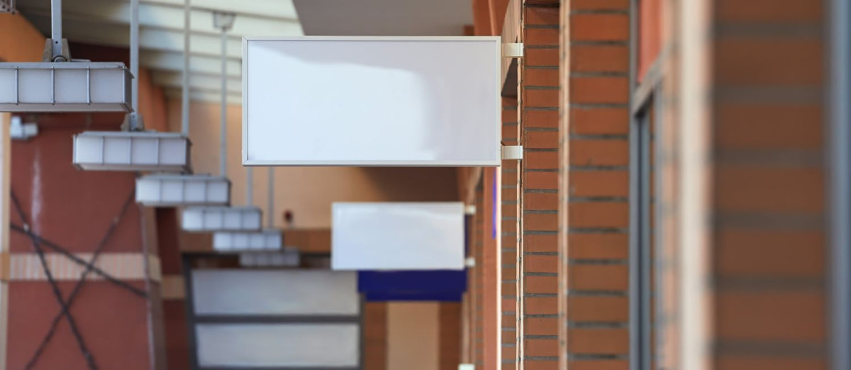 panneaux publicitaires en centre commercial au Gabon