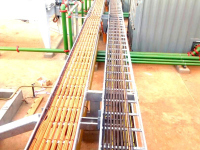 Montage de chemins de câbles en usine