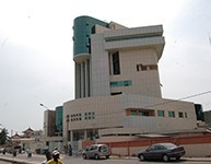 Travaux de revêtement façade et sol du siège de l'Africaine des Assurances à Cotonou
