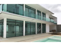 Garde-corps vitré et porte coulissante en aluminium