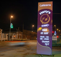 Totems publicitaires lumineux