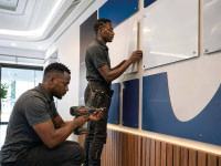 Fabrication et installation de panneaux en acrylique et Forex pour la signalétique et la décoration
