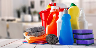 Produits d’entretien au Sénégal pour surfaces délicates et pièges à éviter