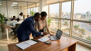 Experts-comptables analysant des états financiers dans un cabinet d'audit à Lomé au Togo