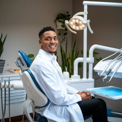 dentiste dans son cabinet dentaire