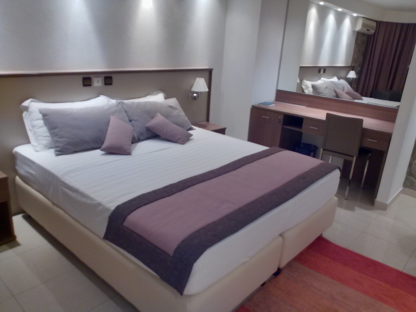 Interior kamar Hotel Kara