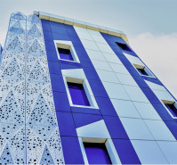 Revêtement de façade en Alucobonde et panneau perforé
